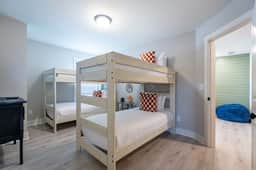 Pet-Friendly 4BR 5 Min to LakePoint with TV Room