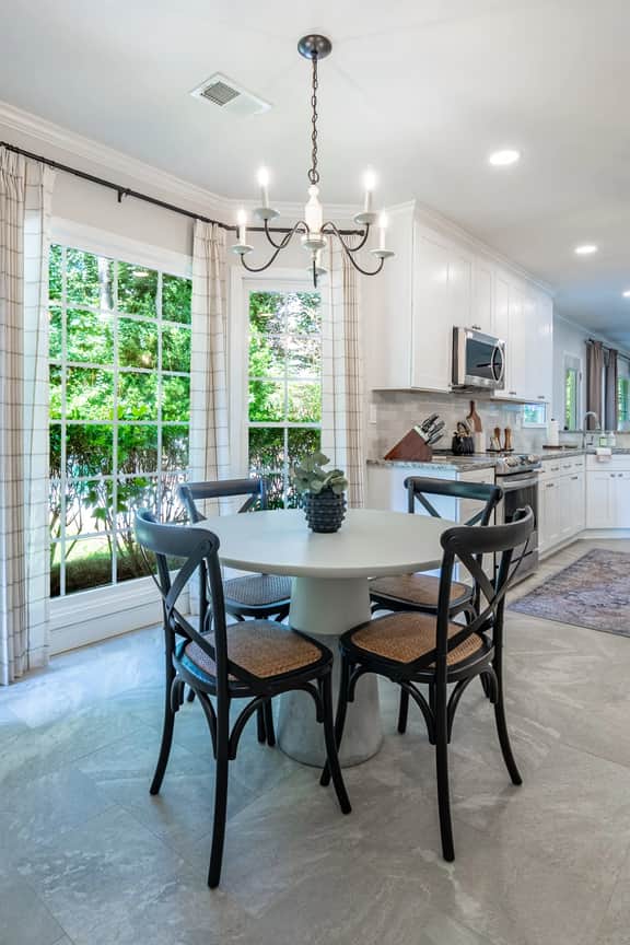 Spacious 4BR Retreat with Fire Pit near LakePoint - Image 4