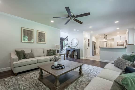 Spacious 4BR Retreat with Fire Pit near LakePoint - Image 5
