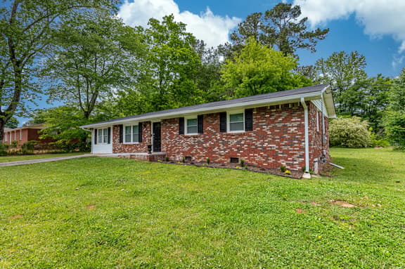 941 Pine Manor, Marietta