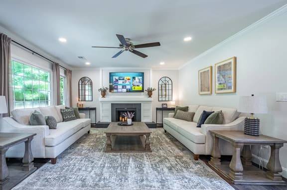 Spacious 4BR Retreat with Fire Pit near LakePoint - Image 1